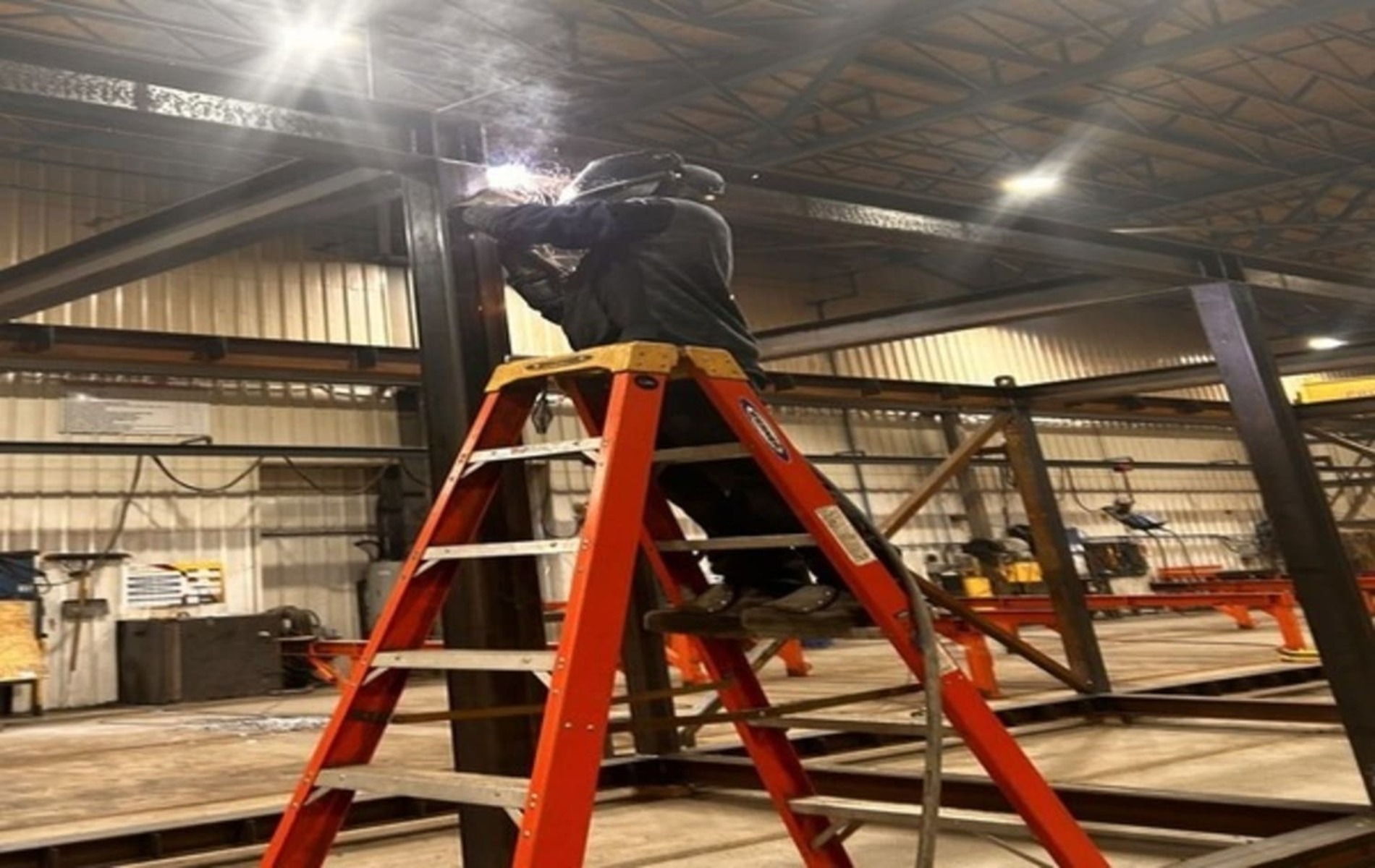 Trabajador realizando soldadura